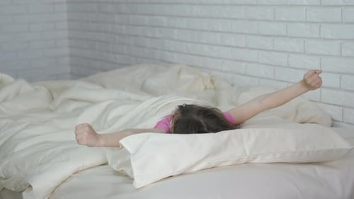 El niño se despierta.