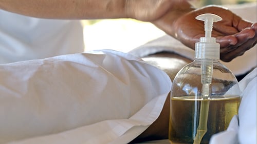 Massagetherapeut verwendet Öl während der Spa-Ther