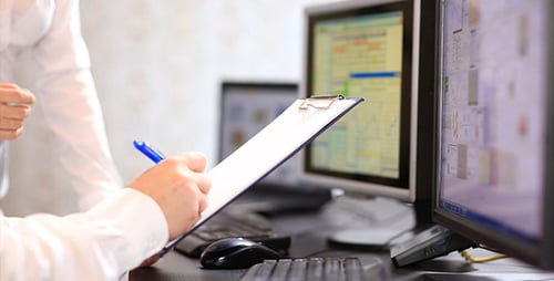 Arbeitnehmer, die einen Computer benutzen