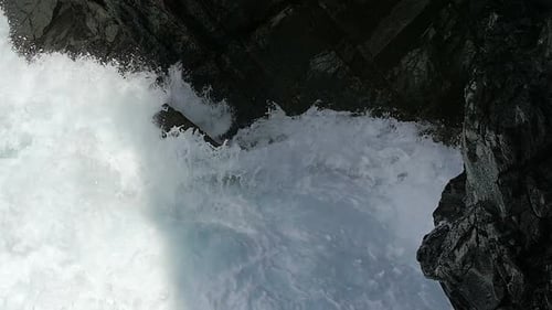 strong wave shattered on the rocks, the force of the sea