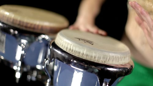 Batteuse de percussion féminine jouant avec des bongos 16