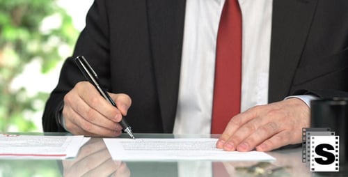 Geschäftsmann unterschreibt Verträge