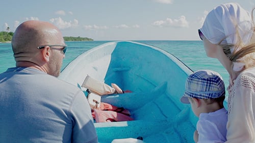 Familia viajando en barco a alta velocidad