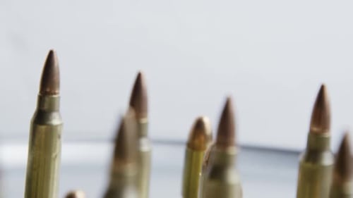 Filmmusik rotierende Aufnahme von Kugeln auf einer metallischen Oberfläche - BULLETS 080