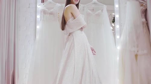 Linda noiva experimentando um vestido de noiva