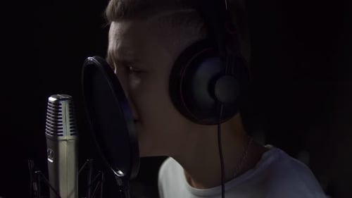 Junge singt ins Studio-Mikrofon