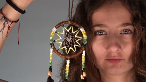 Chica joven y el atrapasueños 1