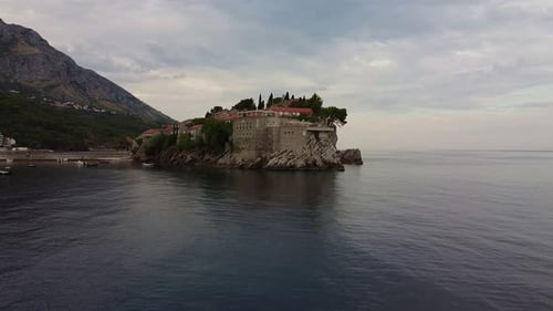 Drohnenansicht alter Gebäude mit rotem Dach auf Sea Island