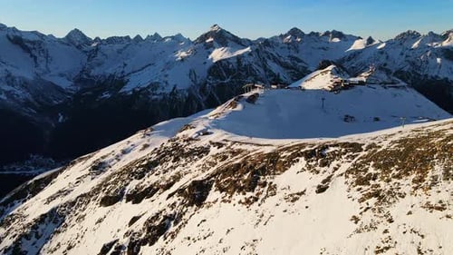 Le mont Mussaachitara, la montagne la plus visitée au-dessus du village de Dombay