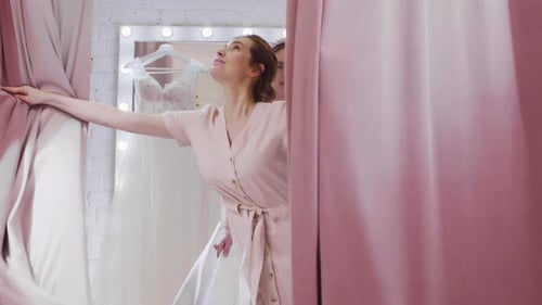 Noiva experimentando um lindo vestido de noiva