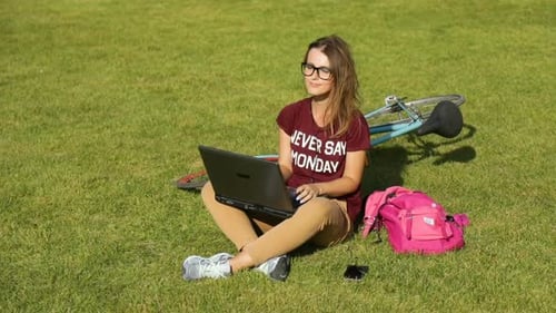 Mädchen benutzt Geräte auf Gras