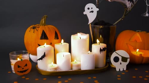 Kürbisse, Kerzen und Halloween Dekorationen