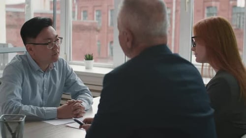 Manager interviewen asiatische Bewerber
