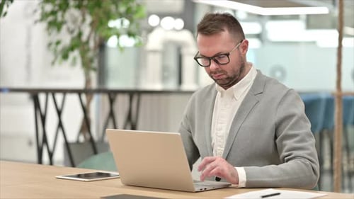 Kreativer Mann arbeitet am Laptop
