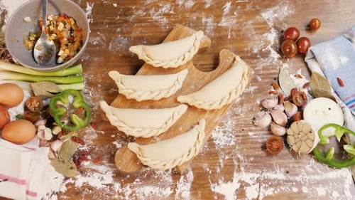 Man Cooking Empanadas Tarte Argetinian Pie Boulangerie traditionnelle d'Argentine Chef remplissant la pâte à la maison