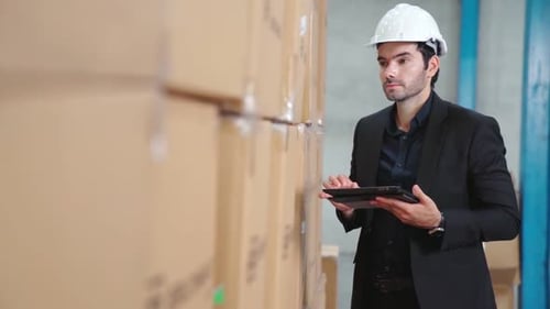Werksleiter verwendet Tablet-Computer im Lager oder in der Fabrik