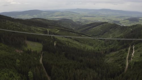 Die längste Hängebrücke der Welt über dem Tal in Tschechien, Drohnenschuss.