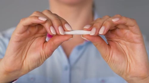 Concept d'arrêt du tabac, une femme casse une cigarette.