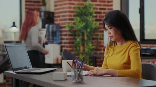 Porträt einer Person, die den Papierkram des Unternehmens auf Innovation