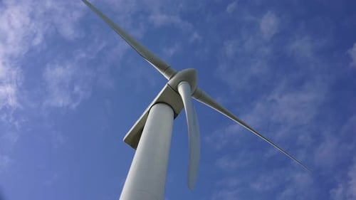 Eine Windkraftanlage ist ein Gerät, das die kinetische Energie des Windes in elektrische Energie umwandelt.