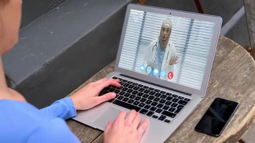 Mujer hablando en videoconferencia en su portátil