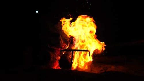 Llamas de una fogata en la noche. Cámara lenta.