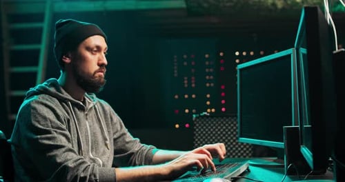 Hacker masculino usando teclado para digitar um malware perigoso no sistema bancário Hacker invade
