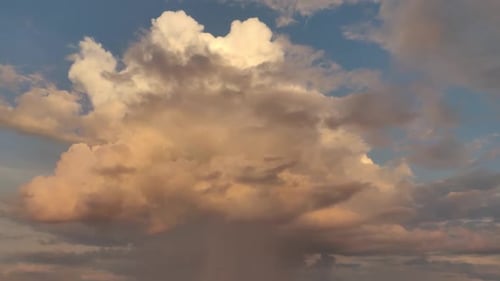 Puesta de
sol épica sobre la orilla del mar con nubes. Puesta de sol oscura. Puesta de sol azul anaranjado después de la lluvia. Nubes enormes