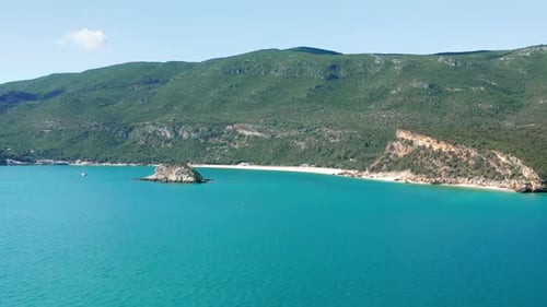 Vista aérea da linda praia com águas limpas e atraentes