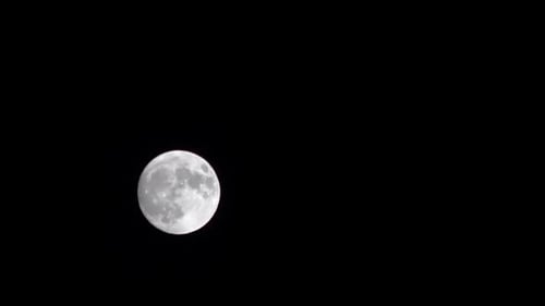 Mouvement estival de la pleine lune sur le ciel 2