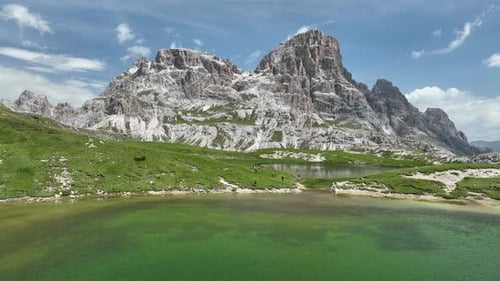Hermosos lagos en las montañas Dolomitas