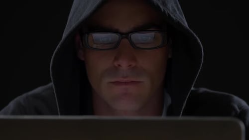 Homem trabalhando no computador