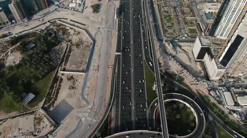 Vidéo aérienne d'une immense intersection autoroutière à Dubaï avec beaucoup de trafic