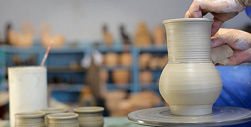 Potter fabrique un pichet en argile