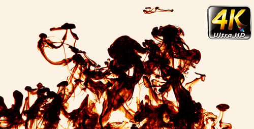 La tinta de la pintura de fuego cae sobre el agua
