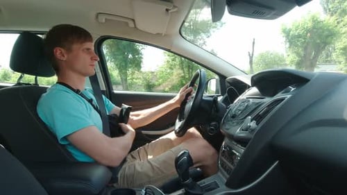 Motorista pega óculos em câmera lenta