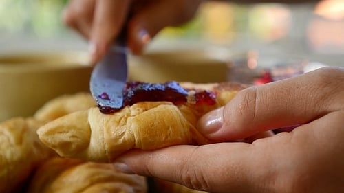 Café da manhã com croissants frescos e geleia