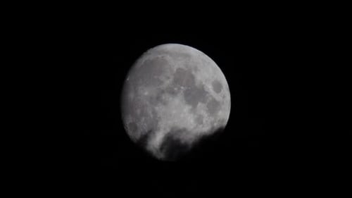 Luna y nubes