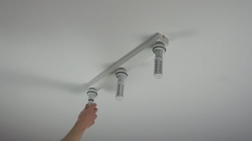 Aparafusar e desaparafusar lâmpadas LED