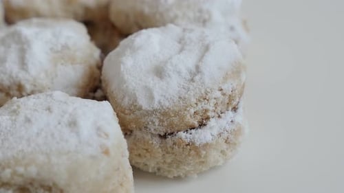 Leckeres Weihnachtsdessert gefüllt mit Marmelade namens Little Vanilla Cookie 4K 2160p 30fps UltraHD foo
