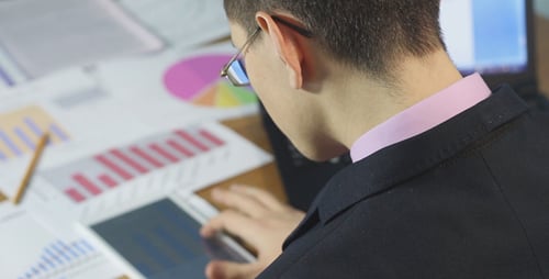 Geschäftsmann arbeitet mit Verkaufsdiagrammen