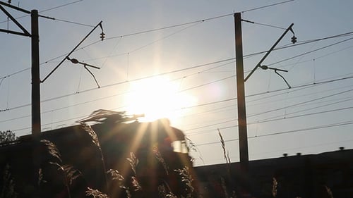 Güterzug gegen Sonnenuntergang
