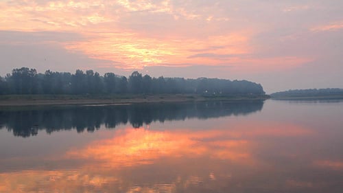 Landschaft mit Fluss im Morgengrauen