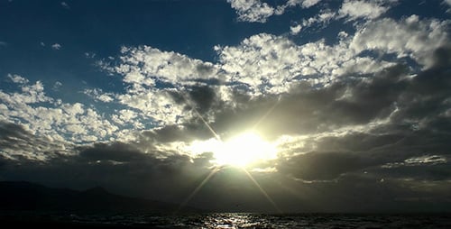 Le soleil derrière les nuages