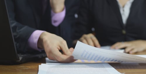 Kollegen, die mit Business Graphs arbeiten