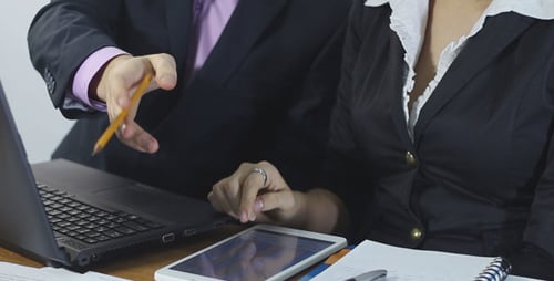 Kollegen, die am Computer arbeiten