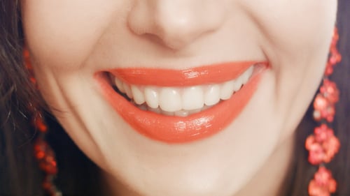 mujer hermosa, sonriente