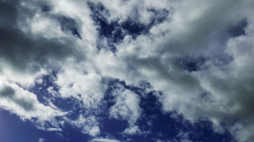 Starkregen Dunkle Wolken vor einem Sturm