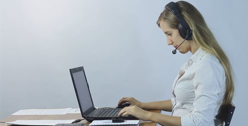 Callcenter-Betreiber arbeitet mit Laptop und Gespräch