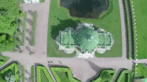Sobrevolando un edificio antiguo y un estanque en Tsaritsyno